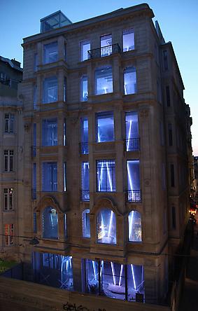 Diagonal Grid, 2009
Site specific installation: Borusan Kultur Sanat, Istanbul
LEDs, custom software, electrical hardware