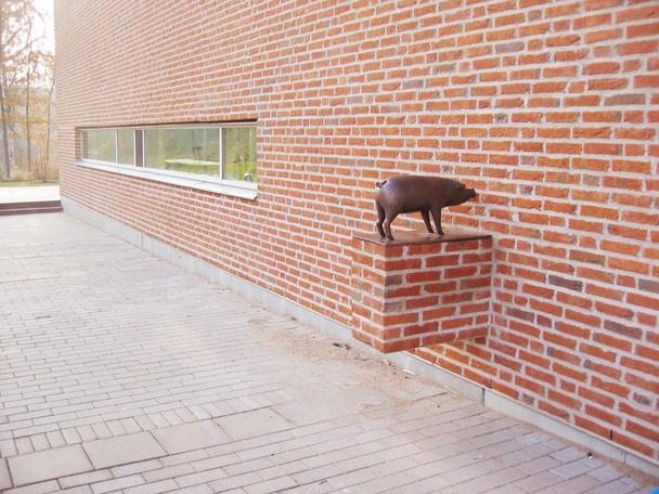 Tätt intill
2005
bronze
public commission Huddinge, Sweden